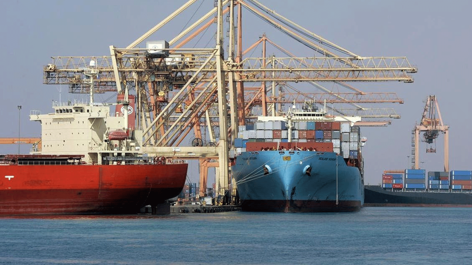 إفراغ الحاويات من على ظهر السفن بميناء جدة الإسلامي