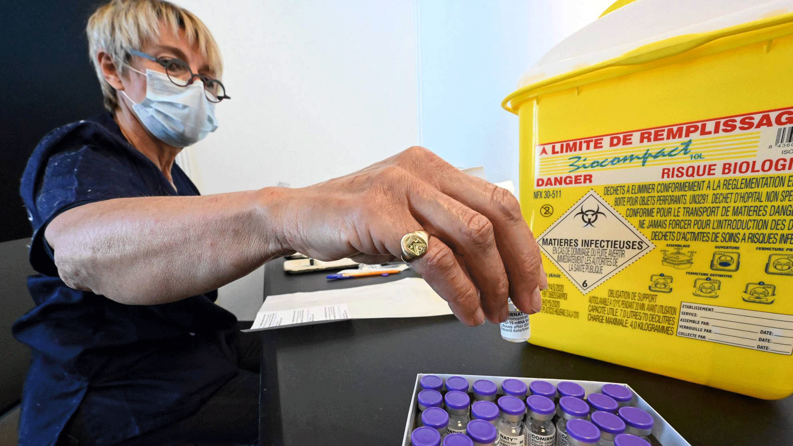 ممرضة تحضر جرعات لقاح فايزر/بايونتيك ضد كوفيد 19 في مونبلييه، جنوب فرنسا يوم الخميس. 16 أبريل/ نيسان 2021