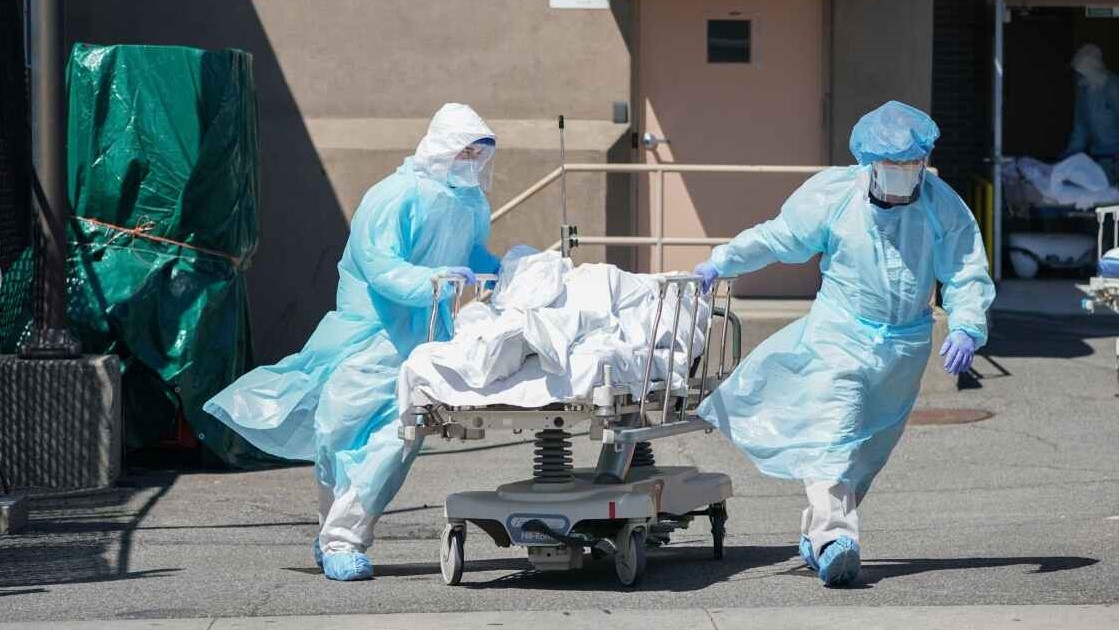 ممرضان ينقلان مريضًا بكورونا في نيويورك في أبريل 2020