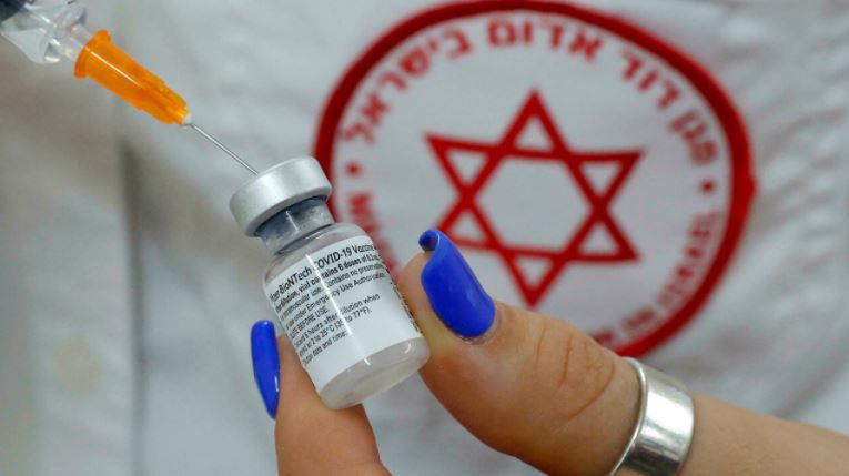 ممرضة إسرائيلية تحضر جرعة من لقاح فايزر في أحد مراكز التلقيح بتل أبيب