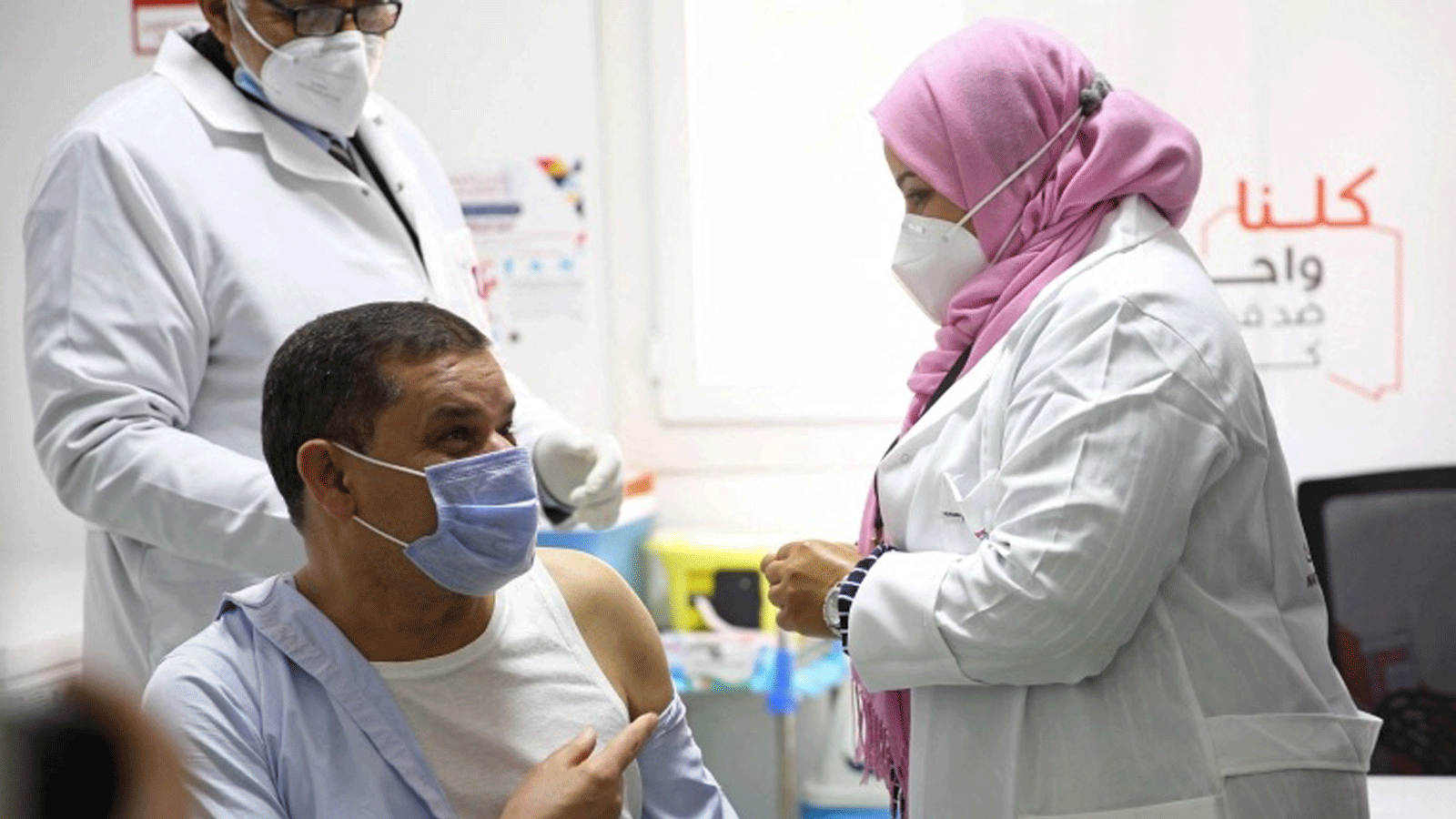 رئيس الوزراء عبد الحميد الدبيبة يتلقى التطعيم ضد فيروس كورونا في مركز السيطرة على الأمراض عند إطلاق حملة التطعيم الوطنية بالبلاد