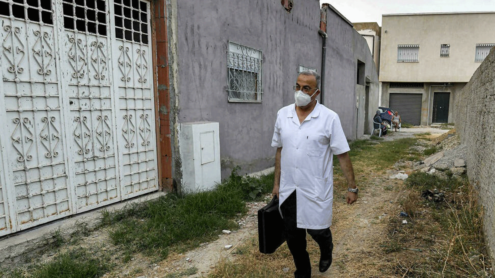 الطبيب التونسي هشام الوادي في أحد شوارع بلدة بو محيل في طريقه لزيارة مريض يعاني من Covid-19