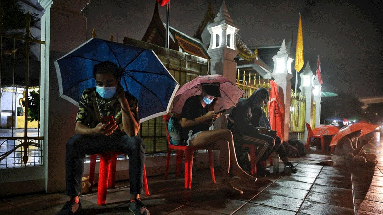 اصطفاف الناس طوال الليل لإجراء اختبارات Covid-19 في بانكوك في 9 يوليو