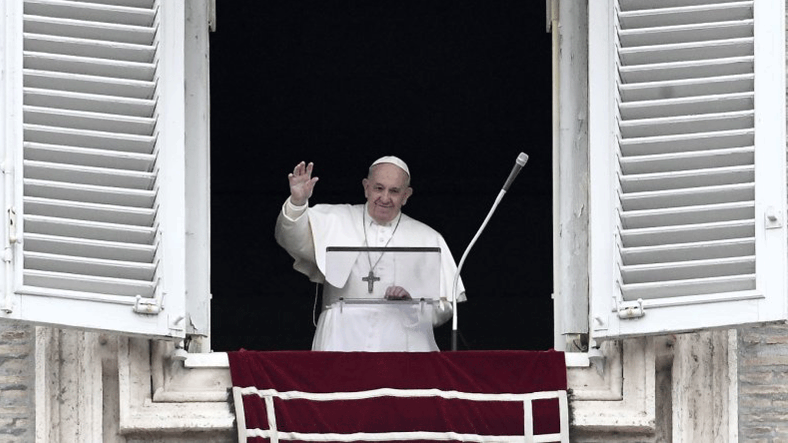 البابا فرانسيس يلوّح للمؤمنين خلال صلاة الأحد من نافذة غرفته الخاصة في الفاتيكان. 1 آذار/مارس 2020