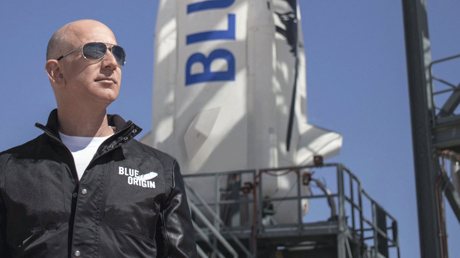 جيف بيزوس ، مؤسس Blue Origin، في منشأة إطلاق New Shepard في غرب تكساس قبل الرحلة الأولى للصاروخ، الولايات المتحدة، 24 نيسان/أبريل 2015