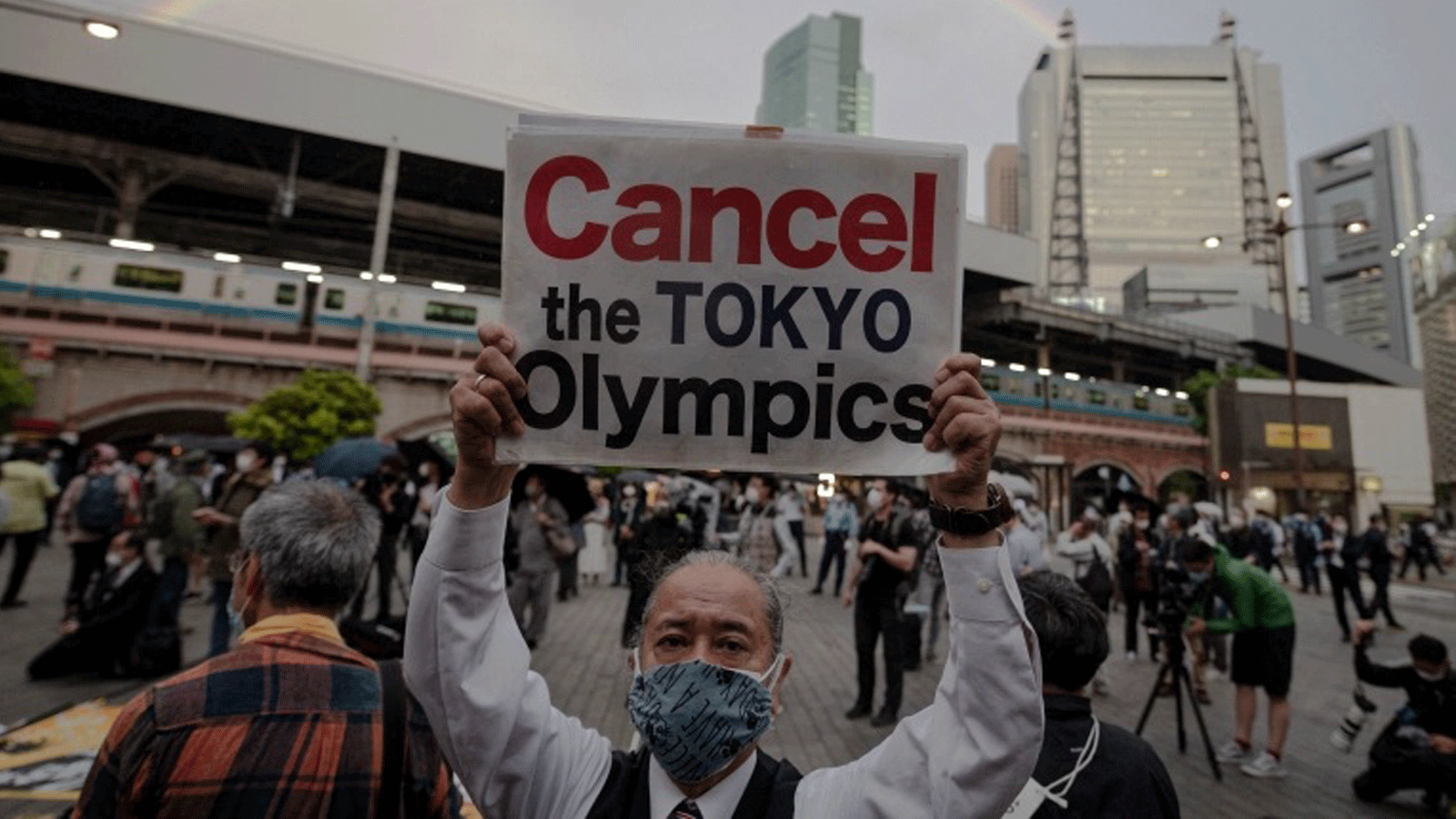 أشخاص يحتجون على استضافة دورة ألعاب طوكيو الأولمبية 2020 في طوكيو. 17 آيار/مايو 2021