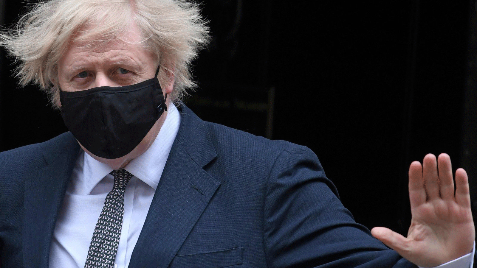 رئيس الوزراء البريطاني بوريس جونسون مرتدياً قناعاً للوجه، يغادر داونينغ ستريت 10 في وسط لندن، المملكة المتحدة، 24 آذار/ مارس 2021