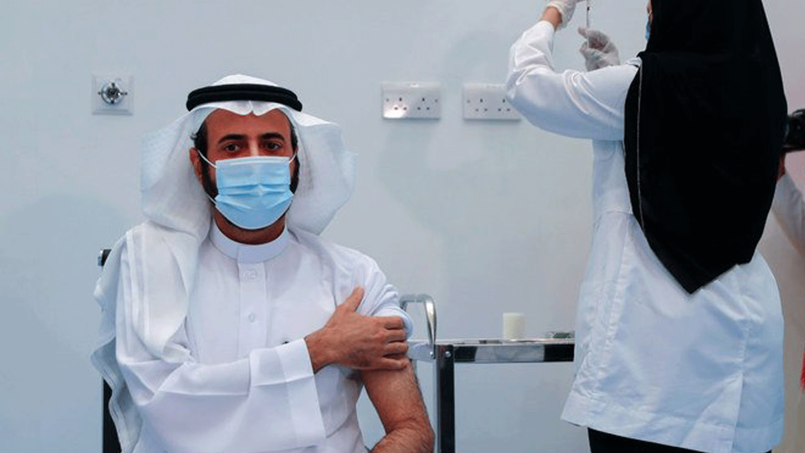 وزير الصحة السعودي توفيق الربيعة يتلقى جرعته الثانية من لقاح فيروس كورونا COVID-19 في الرياض بتاريخ 7 كانون الثاني/يناير 2021.