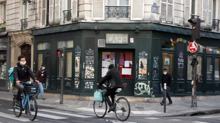 باريسيون يتنقلون على دراجاتهم الهوائية في ظل تفشي فيروس كورونا