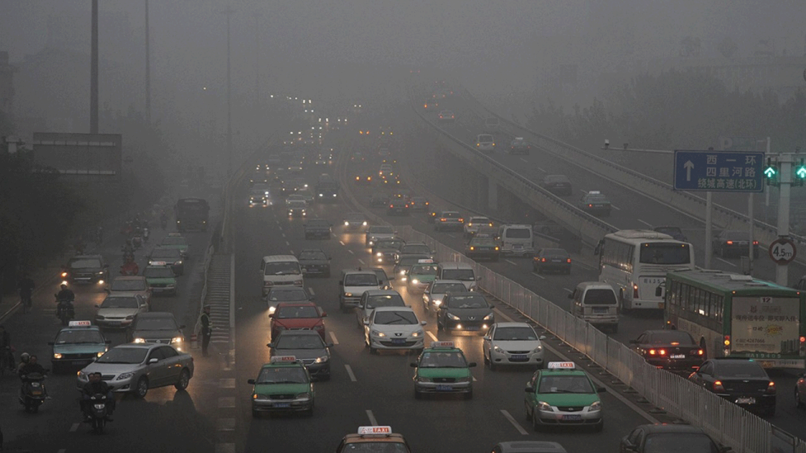 حركة المرور على طريق مليء بالضباب الدخاني في خفي بمقاطعة آنهوي الصينية