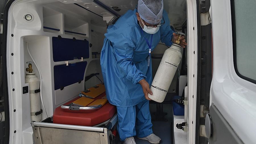 عامل صحة يوزّع خزانات أكسجين مجانية مقدمة من شركة خاصة في مدينة البليدة الشمالية وسط تفشي كوفيد -19