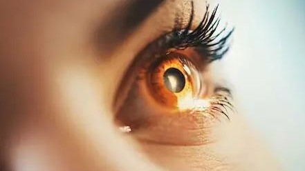 الباحثون يكتشفون عارضًا جديدًا طويل الأمد لكورونا يصيب قرنية العين