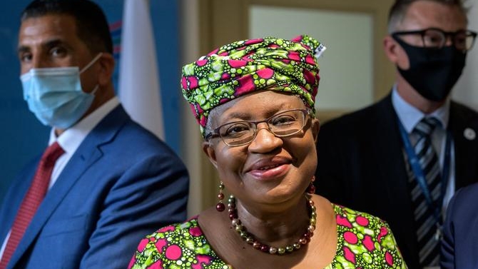 رئيسة منظمة التجارة العالمية منذ أذار/ مارس، ووزيرة المالية النيجيرية السابقة جعلت من أولوياتها وضع منظمة التجارة العالمية في قلب مكافحة الوباء.