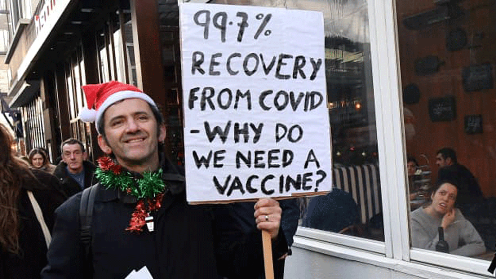 متظاهر يحمل لافتة مضادة للقاح في شرق لندن في وسط 5 كانون الأول/ديسمبر 2020.