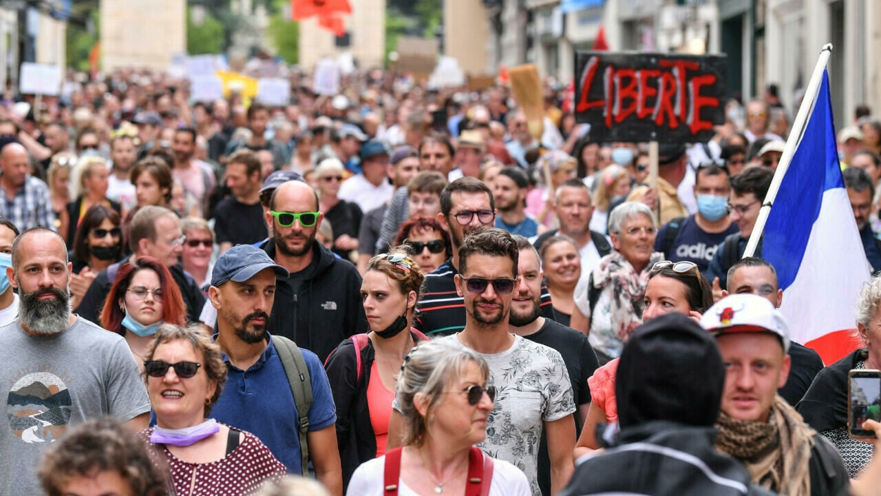 متظاهرون يرفعون لافتات خلال يوم احتجاج في المدن الفرنسية ضد 