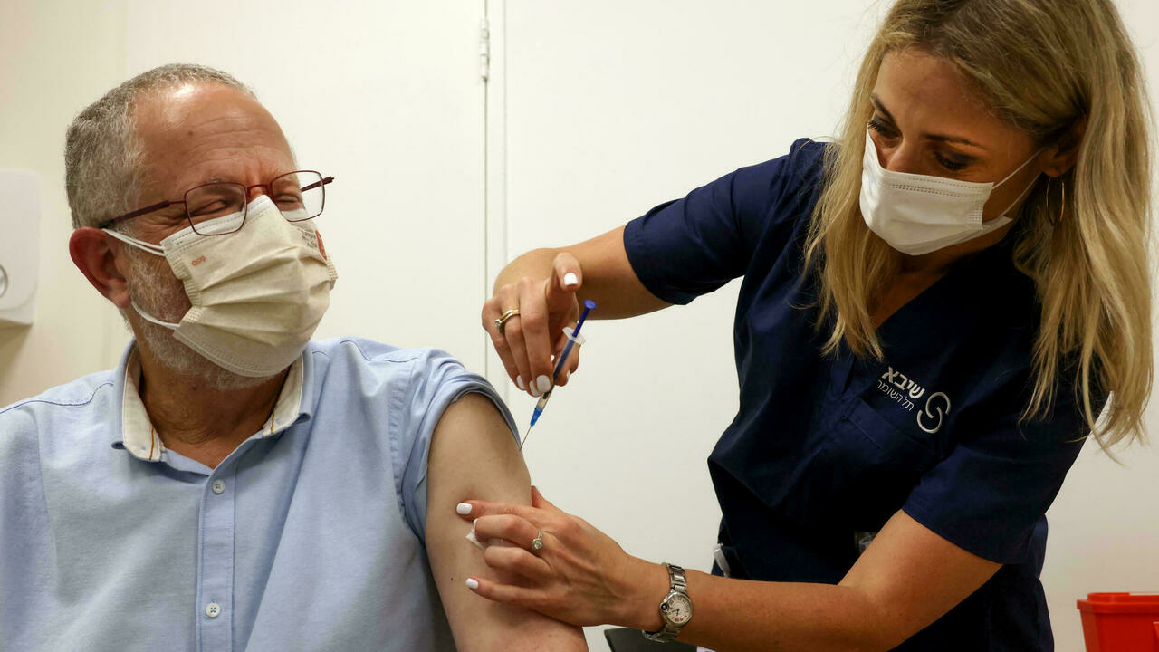 الرئيس الإسرائيلي يتلقى الجرعة الثالثة من اللقاح المضاد لفيروس كورونا