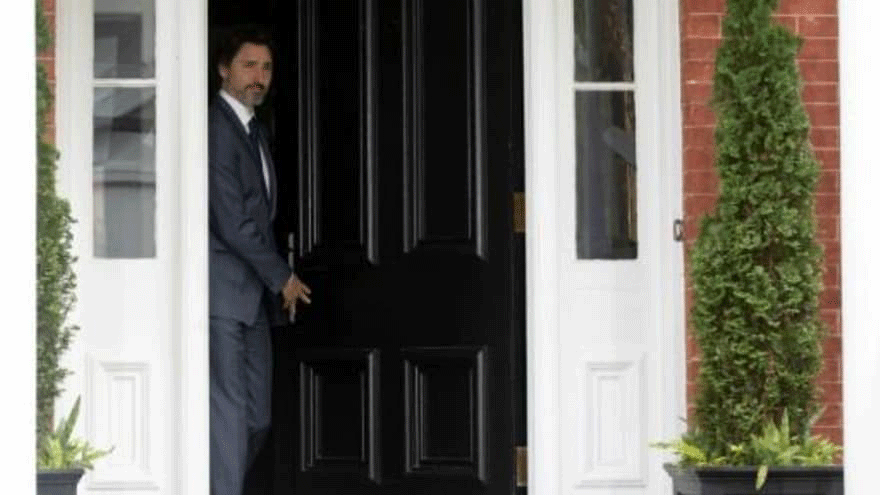 رئيس الوزراء الكندي جاستن ترودو يقف عند مدخل مقرّ إقامته في أوتاوا،ّ في 25 حزيران/يونيو 2020