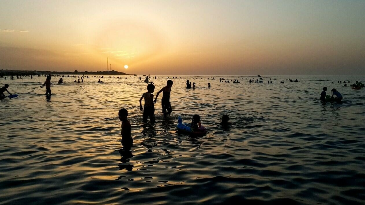 في ليبيا، البحر ملجأ سكان العاصمة هرباً من ارتفاع درجات الحرارة. 18 أغسطس 2020