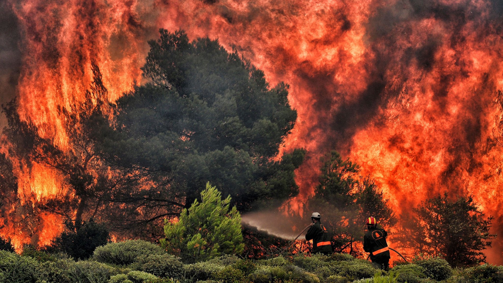 الحرائق التي تجتاح دولًا عدة في العالم هي أحد مظاهر غضب الطبيعة