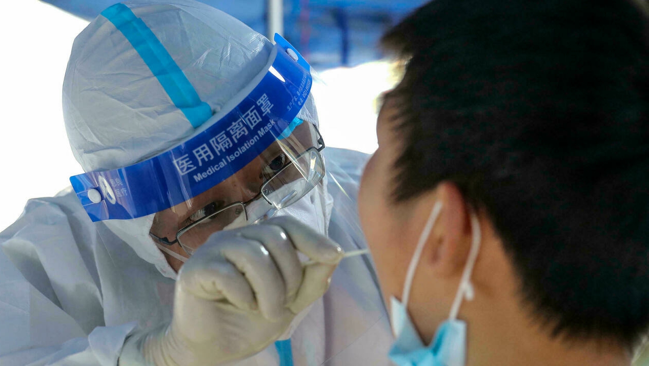 فرضت الصين قيودًا على سكان مدن بأكملها في منازلهم وأجرت اختبارات جماعية في الوقت الذي تكافح فيه أكبر تفشي لفيروس كورونا منذ أشهر 