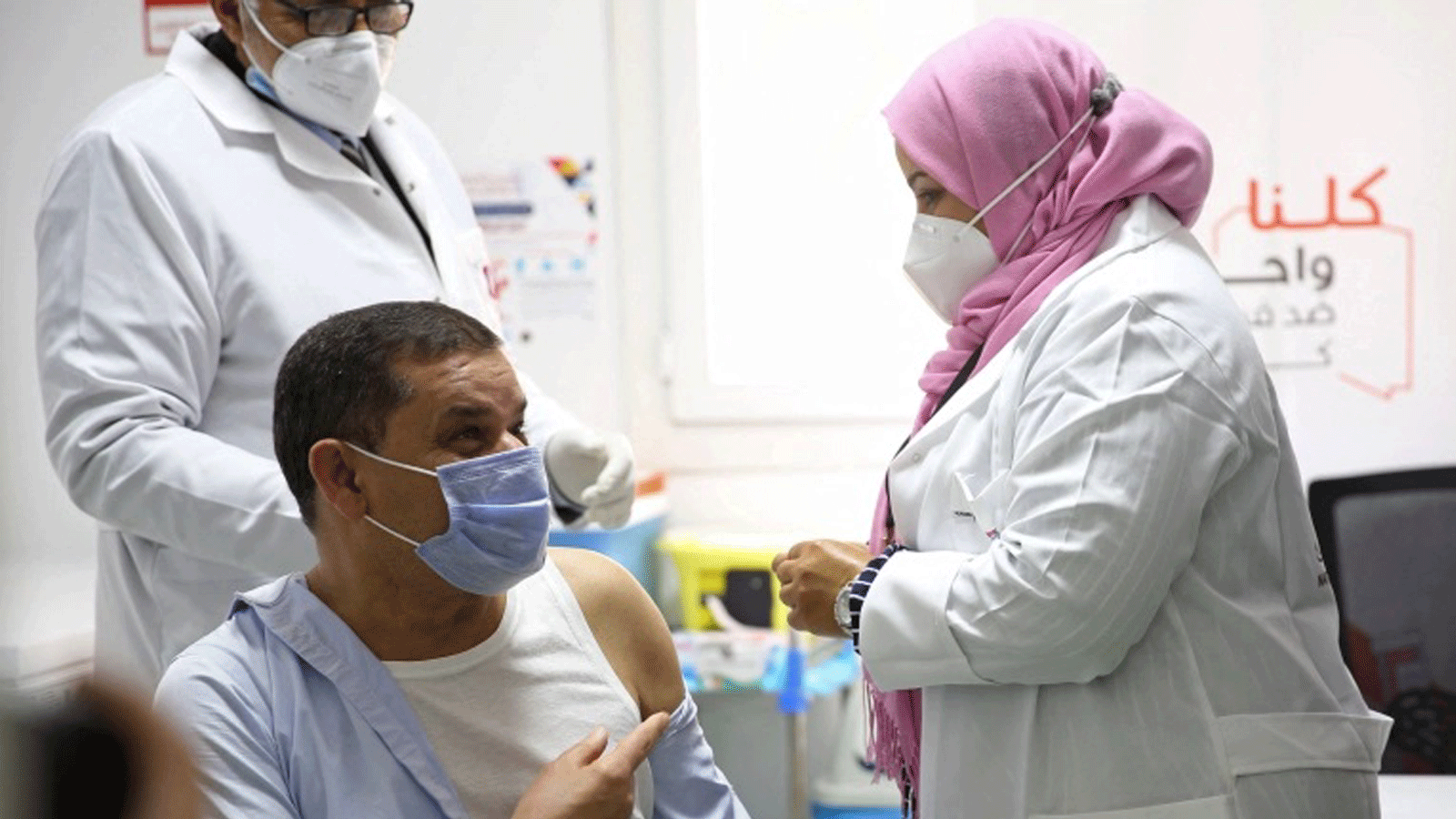 رئيس الوزراء عبد الحميد دبيبة يتلقى الطعم ضد فيروس كورونا في مركز السيطرة على الأمراض عند إطلاق حملة التطعيم الوطنية بالبلاد