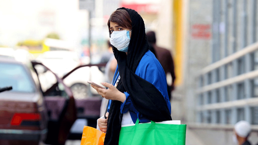 امرأة ترتدي كمامة وتسير في شارع في طهران في 3 تموز/يوليو 2021