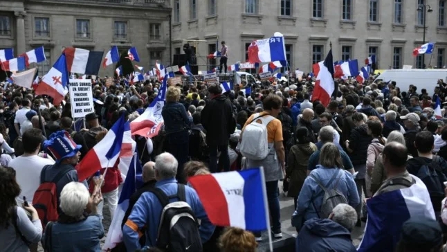  مظاهرة حاشدة بالقرب من المدرسة العسكرية في باريس احتجاجاً على الشهادة الصحية الإلزامية. 7 أغسطس 2021