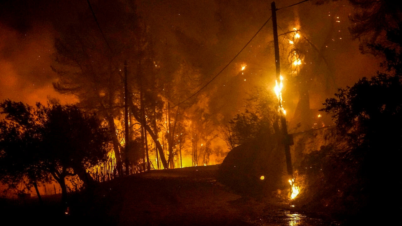 أجزاء كبيرة من أوروبا تعاني من موجة حارة وتكافح اليونان وتركيا حرائق غابات ضخمة. آب/ أغسطس 2021.