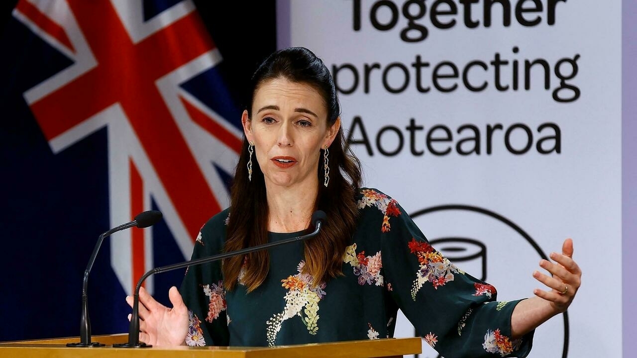رئيسة وزراء نيوزيلندا جاسيندا أرديرن، تعلن أنّ اكتشاف حالات إصابة بفيروس كورونا الجديد يبرر قرارها بإصدار أوامر البقاء في المنزل على مستوى البلاد. أذار/ مارس 2021.
