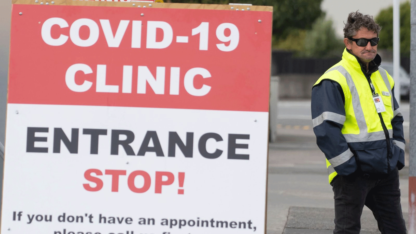 حارس أمن يقف خارج عيادة فيروس كورونا COVID-19 في لوير هوت، بالقرب من ويلينغتون/ نيوزيلندا. 20 نيسان/أبريل 2020