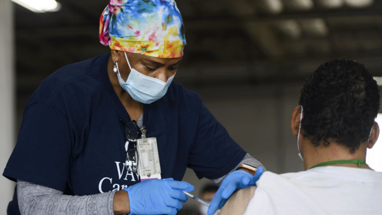 ممرضة تقدم جرعة من لقاح Covid-19 في غاردينا، كاليفورنيا في 17 نيسان/ أبريل 2021
