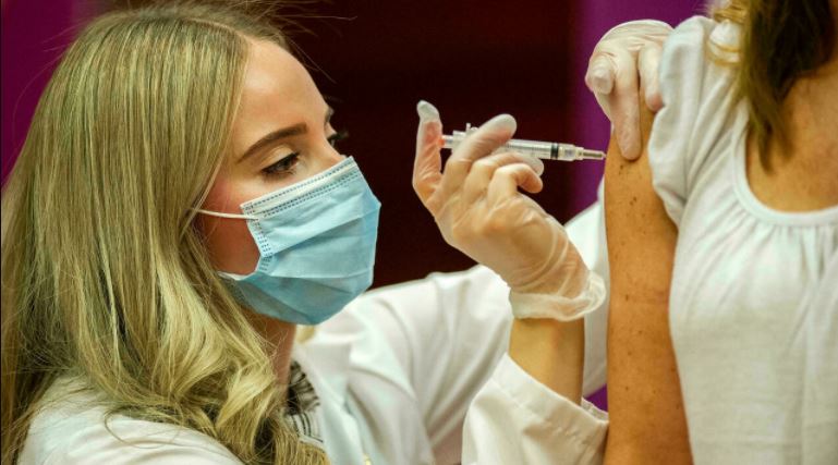 عملية تلقيح ضد فيروس كورونا في مستشفى هارتفورد، في ولاية كونيتيكوت، 3 مارس 2021