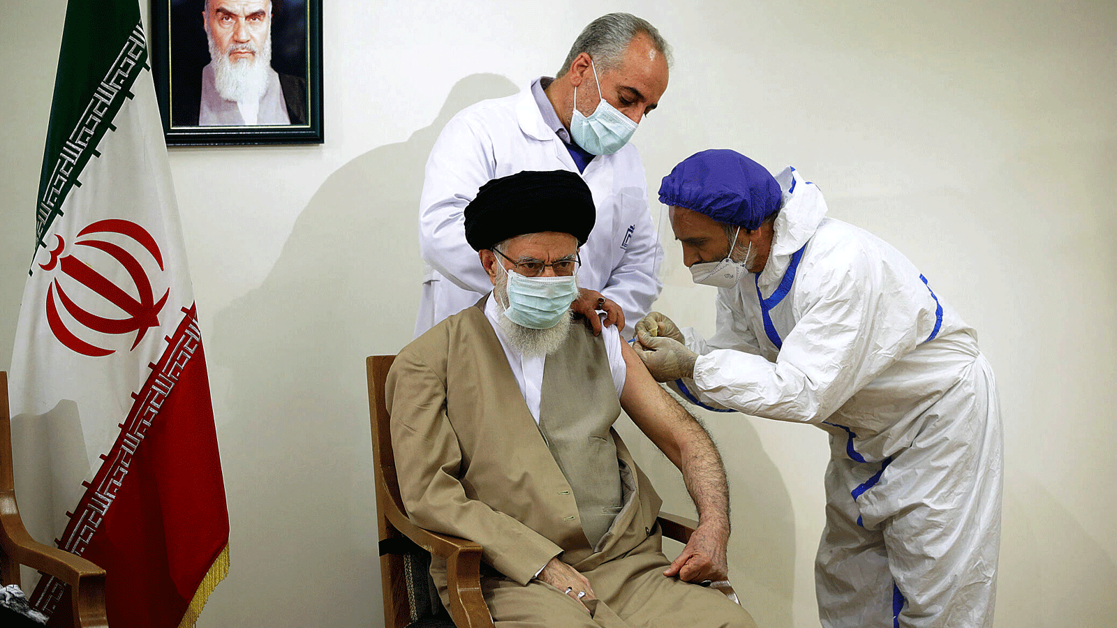 المرشد الأعلى لإيران علي خامنئي يتلقى الجرعة الأولى من لقاح COVID-19 المنتج في إيران.