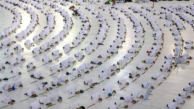 معتمرون يصلون حول الكعبة المشرفة في مجمع المسجد الحرام في مكة المكرمة محافظين على التباعد الاجتماعي