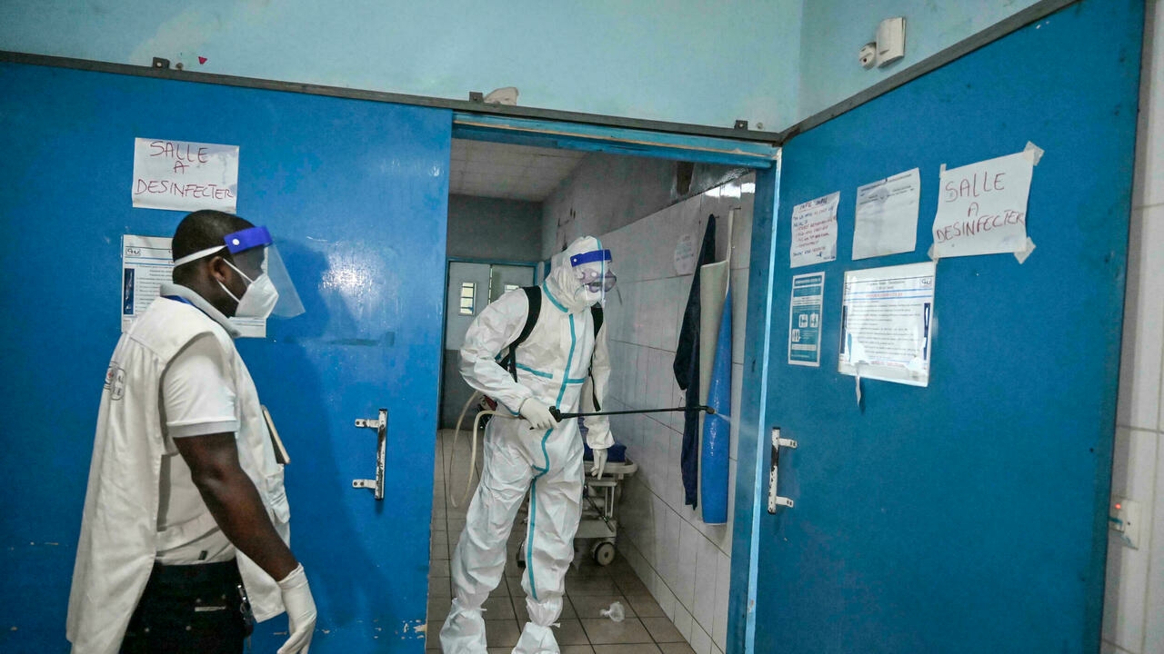 تطهير مستشفى بعد إدخال مريض إيبولا من غينيا في أبيدجان يوم الخميس الماضي في 12 آب/ أغسطس 2021