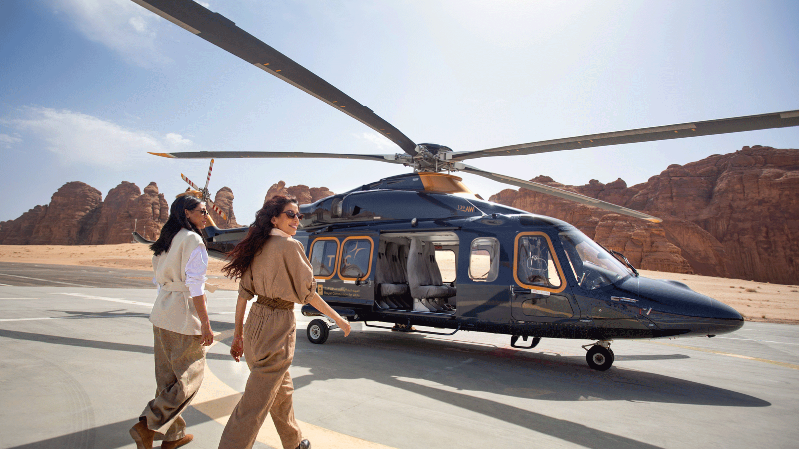 طائرة الهليكوبتر جاهزة لنقل السياح في جولة جوية فوق المعالم الأثرية الجيولوجية في محافظة العلا