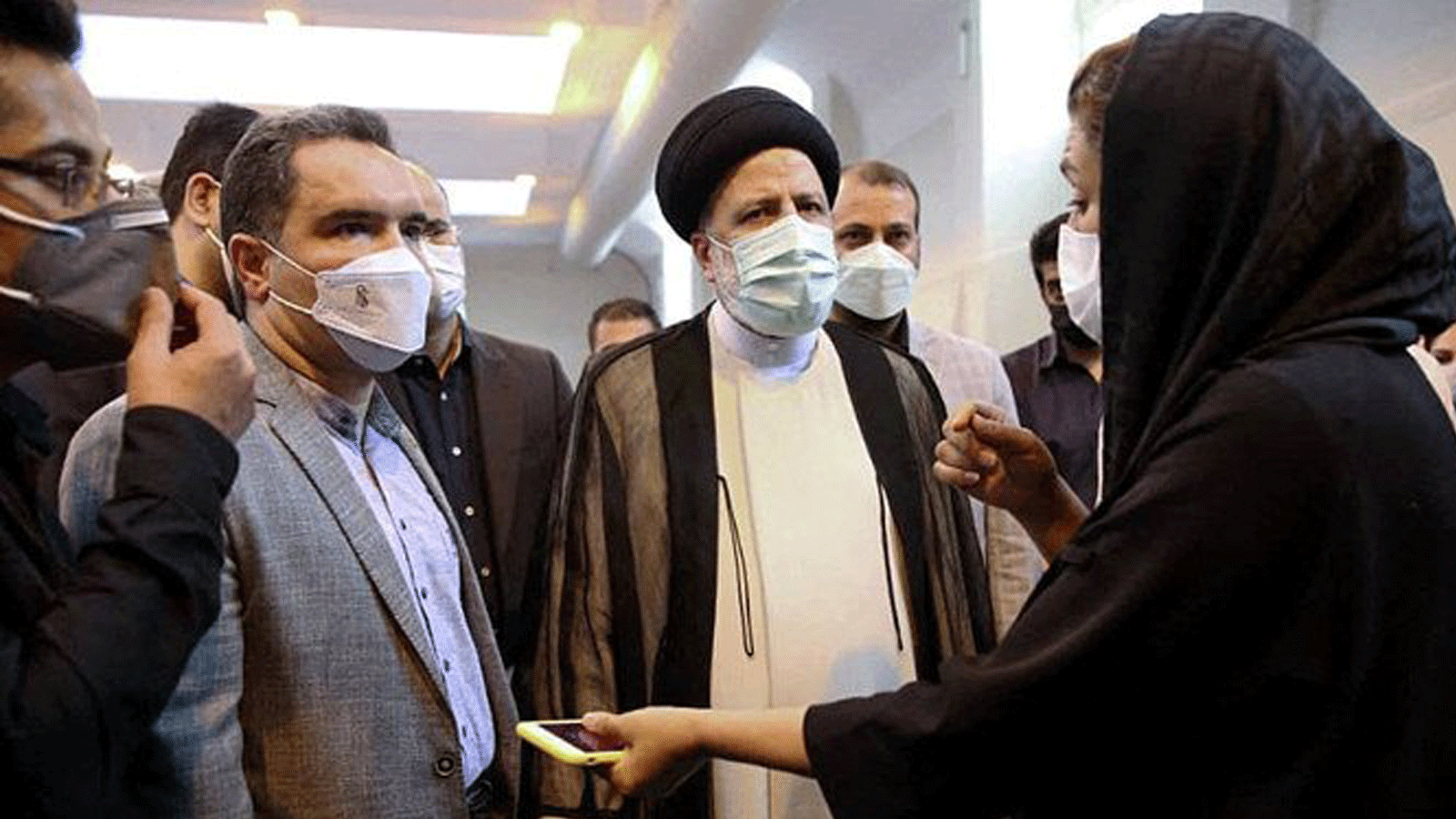 الرئيس الإيراني إبراهيم رئيسي يزور مستشفى الإمام الخميني ومركز التطعيم ضد كورونا في العاصمة طهران.