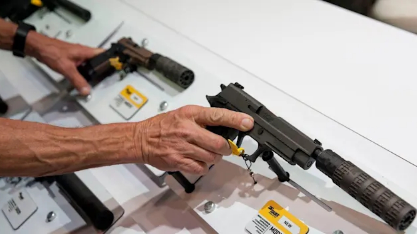 حاضرون يحملون مسدسات يدوية مجهزة بالضغط خلال الإجتماعات السنوية للجمعية الوطنية للبنادق (أن آر أي) لعام 2019، في مركز مؤتمرات إنديانا في إنديانابوليس، إنديانا. بتاريخ 27 نيسان/ أبريل 2019.