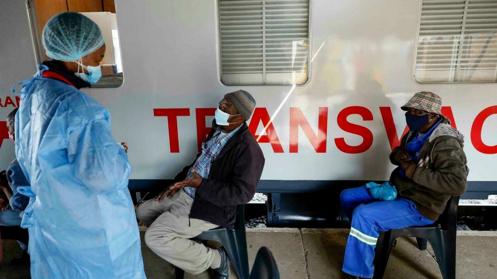 أشخاص ينتظرون دورهم للحصول على جرعة لقاح كوفيد-19 على متن القطار المخصص للتلقيح في جنوب أفريقيا.