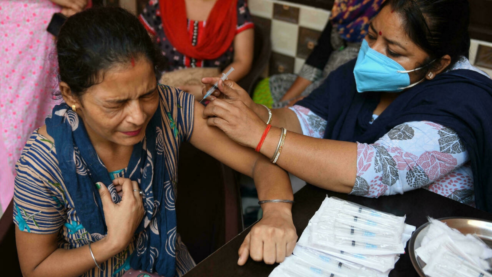 البلدان الناشئة ستتحمل العبء الأكبر من الخسائر الناجمة عن جهود التطعيم البطيئة، وفقًا لوحدة المعلومات الإقتصادية.