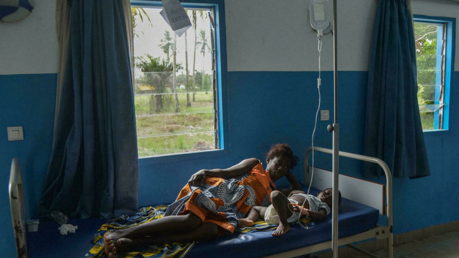 طفل مريض في أحد مستشفيات أفريقيا جنوب الصحراء. في وقت تقتل الملاريا أكثر من 400000 شخص سنويًا، الغالبية العظمى منهم دون سن الخامسة.