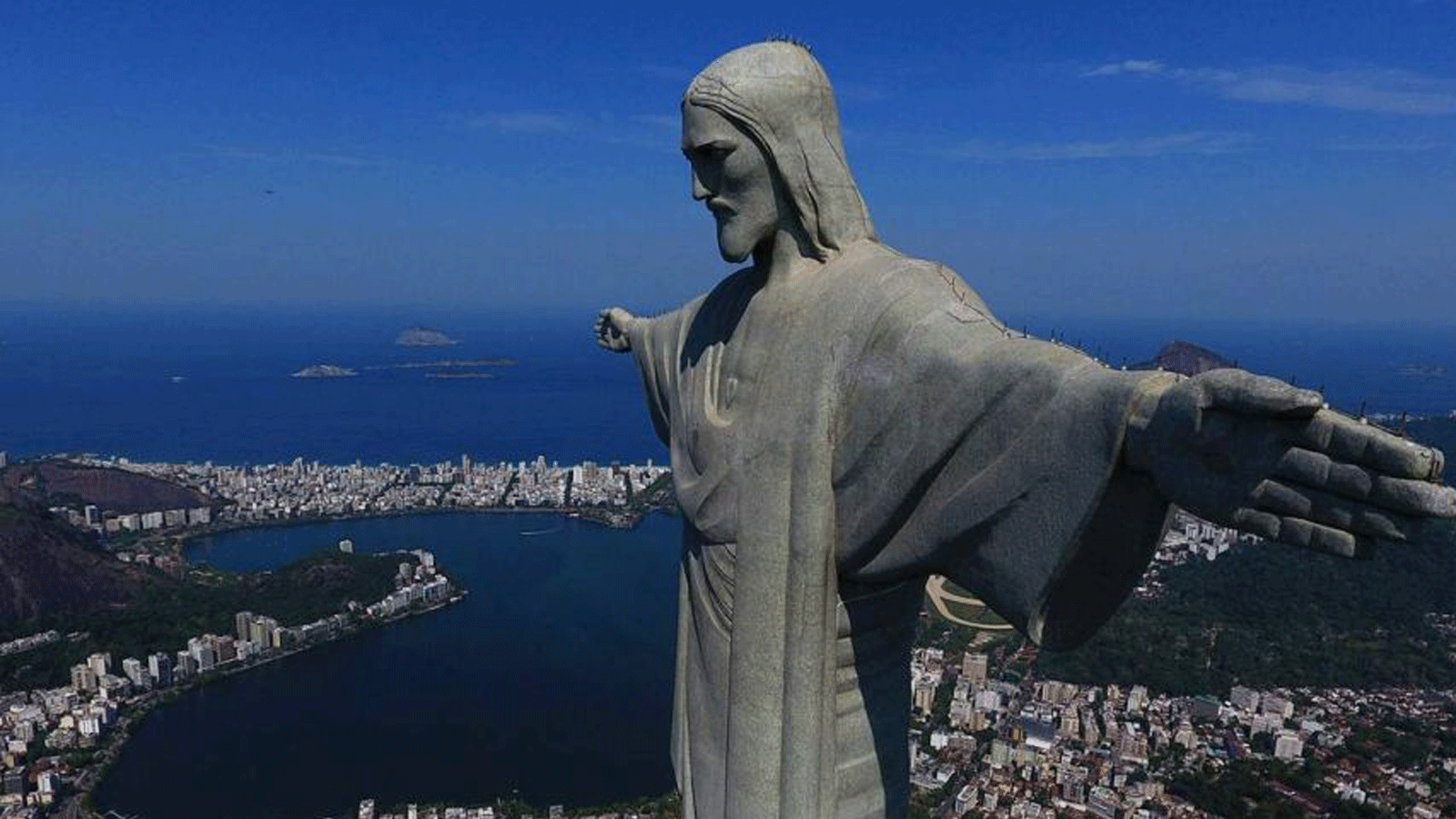 تمثال المسيح الفادي في ريو دي جانيرو حيث جلس كليمنت دومايس وبول رو-ديت-بويسون على أحد الذراعين للاستمتاع بإطلالته على المدينة وخليج جوانابارا