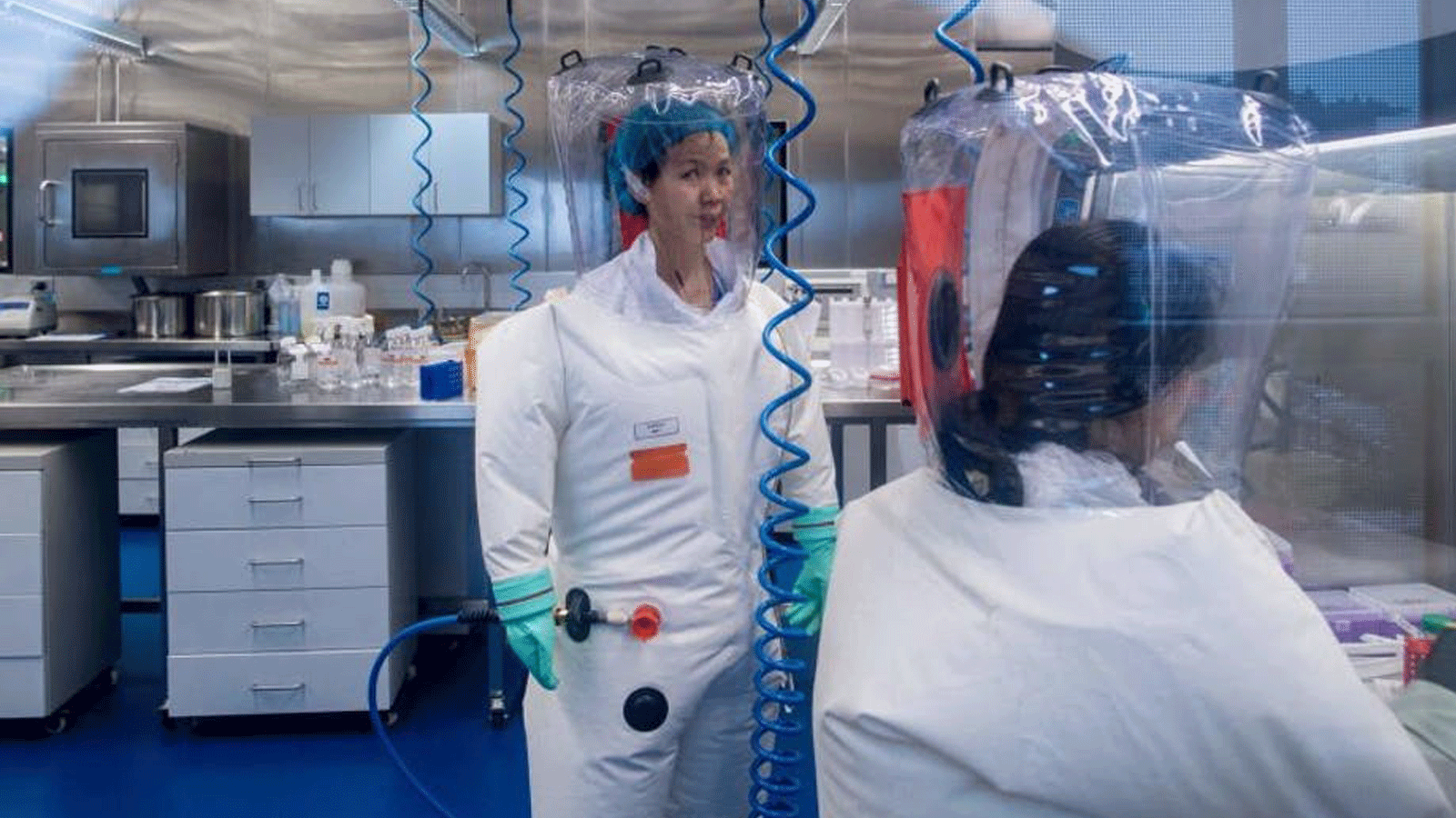 عالم الفيروسات الصيني شي تشنغ لي داخل مختبر P4 في ووهان