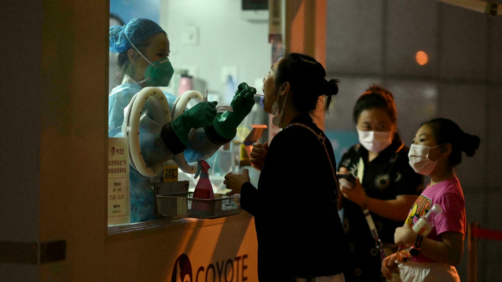 امرأة تخضع لفحص كورونا كوفيد-19 في ووهان، الصين في إطار اختبارات جماعية. منتصف تموز/ يوليو 2021.