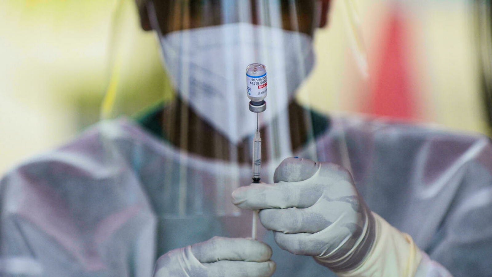 عامل صحي يحضر جرعة من اللقاح لكورونا كوفيد-19.