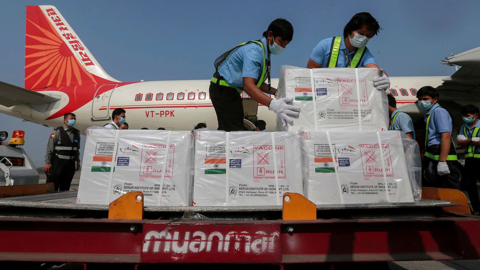 عمال في ميانمار يفرغون شحنة من لقاح Covid-19 المصنوع في الهند 