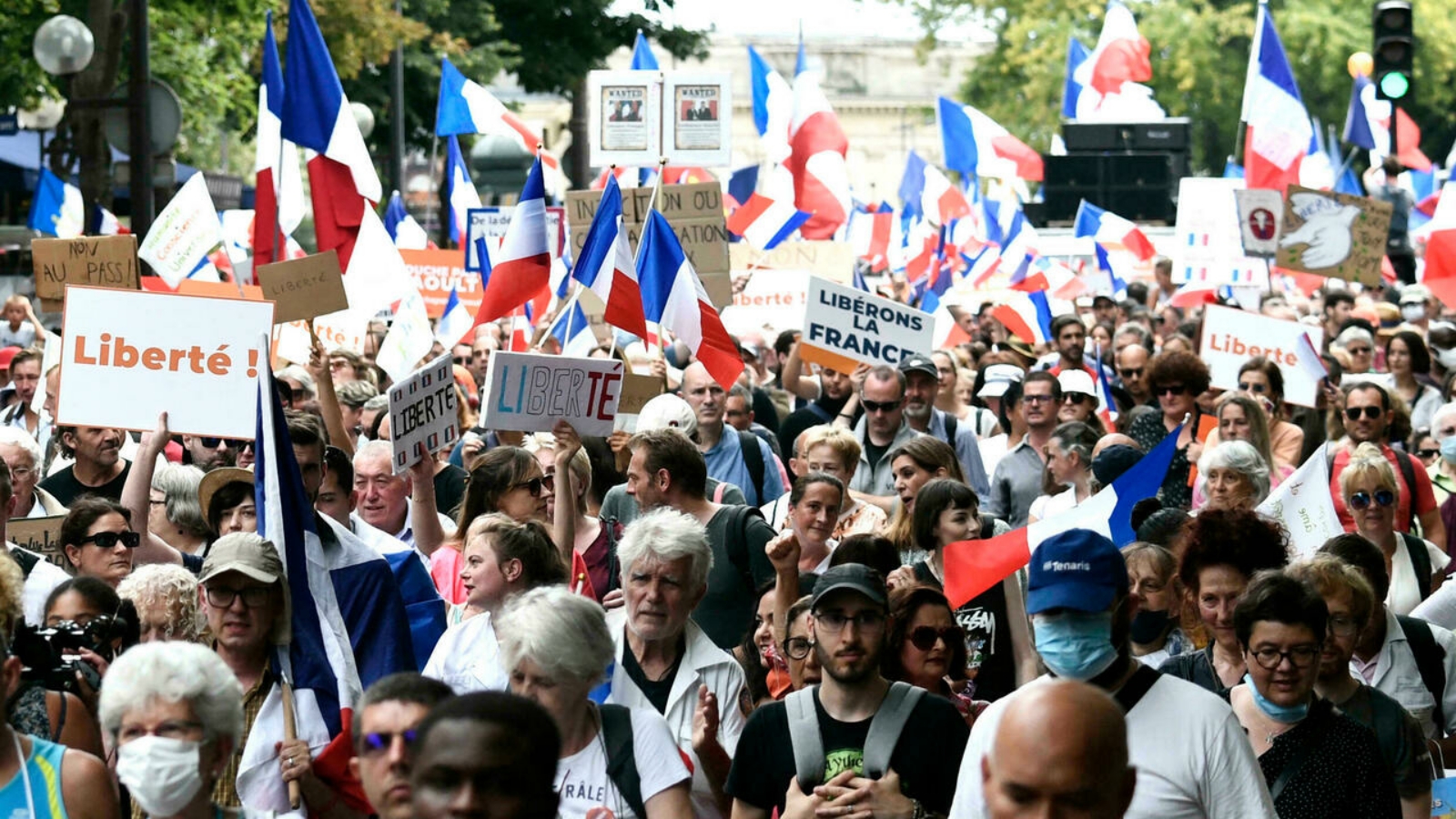 متظاهرون في مسيرة خلال يوم وطني للإحتجاج على بطاقة الصحة Covid-19، باريس. بتاريخ 21 آب/ أغسطس،2021.