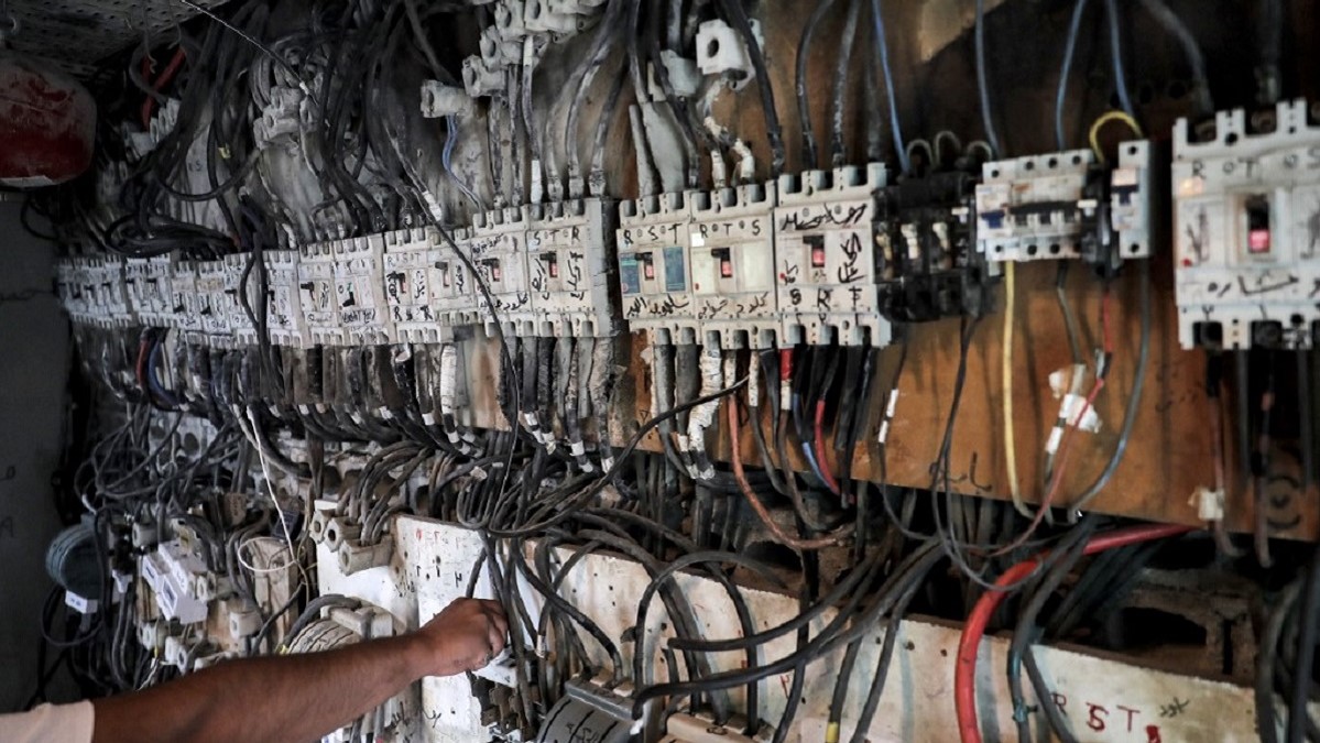 لوحة تحكم بشبكة للمولدات الخاصة التي تقوم مقام الدولة اللبنانية في تأمين بعض الطاقة الكهربائية للمواطنين اللبنانيين