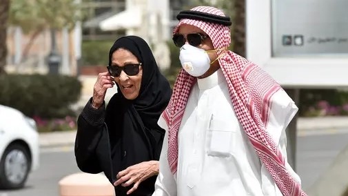 سعودي وزوجته في الرياض