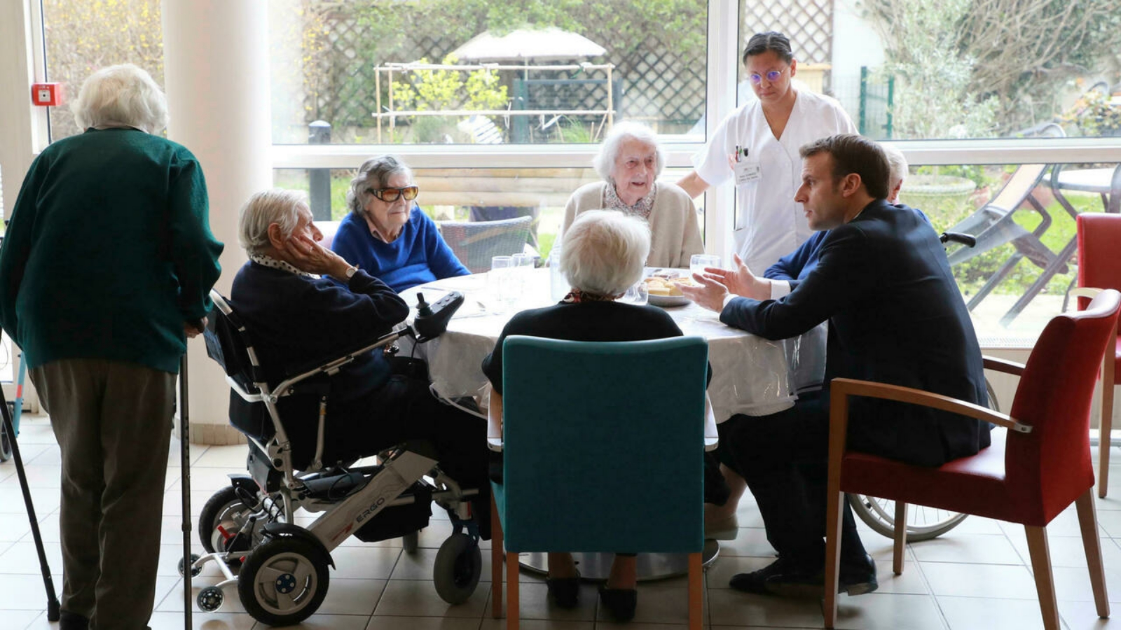 الرئيس الفرنسي إيمانويل ماكرون يتحدث مع كبار السن خلال زيارة إلى EHPAD (مؤسسة إسكان كبار السن المعالين)، في باريس فرنسا. الجمعة 6 أذار/ مارس 2020.